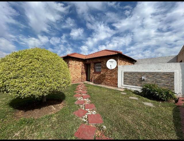 3 BEDROOM HOUSE FOR SALE IN KARENPARK